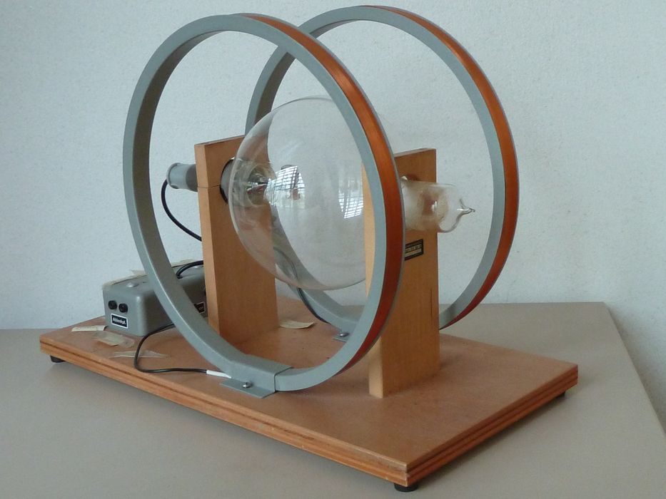 instrument de démonstration en électrodynamique (appareil à pinceau circulaire d'électrons), vue générale - © Ministère de la Culture (France), Conservation des antiquités et des objets d'art de l'Indre – Tous droits réservés 