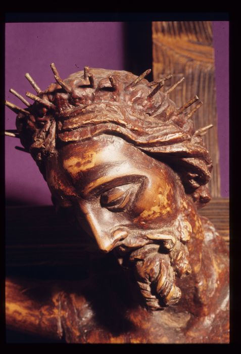 statue : Christ en croix, détail du visage