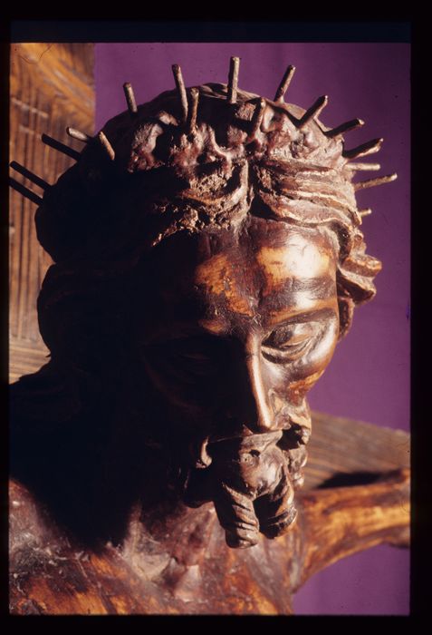 statue : Christ en croix, détail du visage