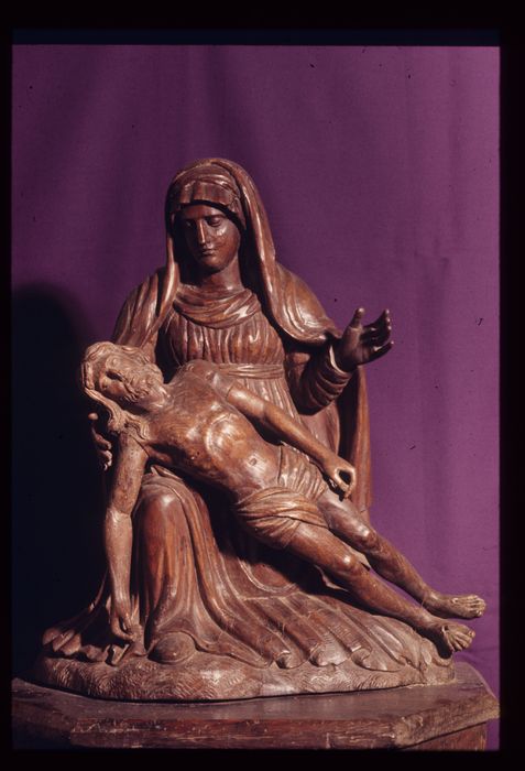 groupe sculpté : Vierge de Pitié, vue générale