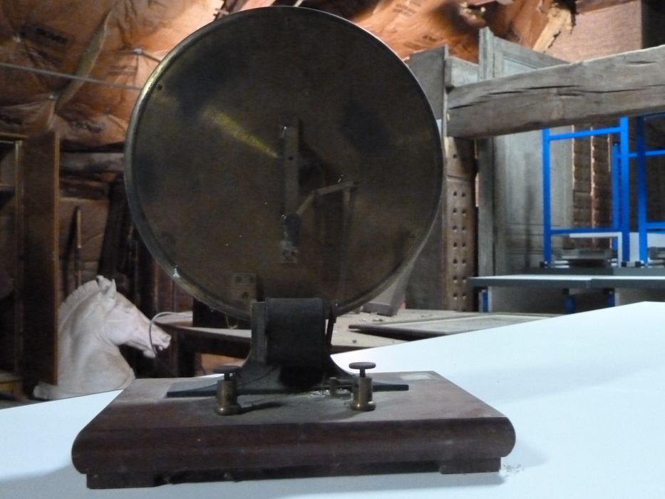 lycée Jean-Giraudoux : générateur de particules (générateur de particules électriques) dit de Ruhmkorff, revers, vue générale - © Ministère de la Culture (France), Conservation des antiquités et des objets d'art de l'Indre, tous droits réservés 