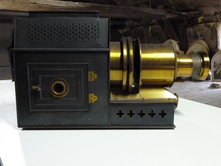 appareil de restitution (appareil de projection) dit lanterne magique, vue générale - © Ministère de la Culture (France), Conservation des antiquités et des objets d'art de l'Indre, tous droits réservés 