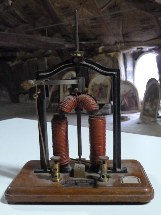 instrument de mesure des grandeurs magnétiques (électroaimant), vue générale - © Ministère de la Culture (France), Conservation des antiquités et des objets d'art de l'Indre, tous droits réservés 