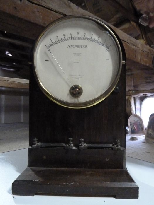 instrument de mesure de forces électromotrices (ampèremètre apériodique), vue générale - © Ministère de la Culture (France), Conservation des antiquités et des objets d'art de l'Indre – Tous droits réservés 