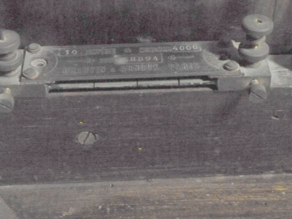 instrument de mesure de forces électromotrices (ampèremètre apériodique), détail - © Ministère de la Culture (France), Conservation des antiquités et des objets d'art de l'Indre – Tous droits réservés 