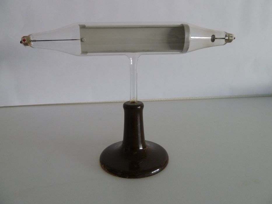 instrument de démonstration en électrodynamique dit tube de Crookes (n°1), vue générale - © Ministère de la Culture (France), Conservation des antiquités et des objets d'art de l'Indre, tous droits réservés 