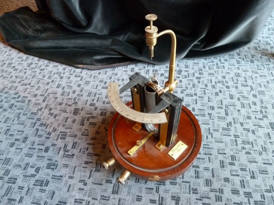 instrument de mesure de forces électromotrices (galvanomètre) Deprez et d'Arsonval, vue générale - © Ministère de la Culture (France), Conservation des antiquités et des objets d'art de l'Indre – Tous droits réservés 