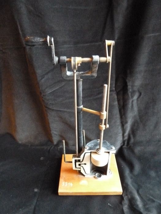 écorché de presse ou de pompe avec manivelle, vue générale - © Ministère de la Culture (France), Conservation des antiquités et des objets d'art de l'Indre, tous droits réservés 