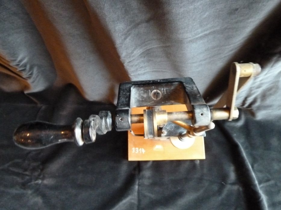 écorché de presse ou de pompe avec manivelle, vue générale - © Ministère de la Culture (France), Conservation des antiquités et des objets d'art de l'Indre – Tous droits réservés 