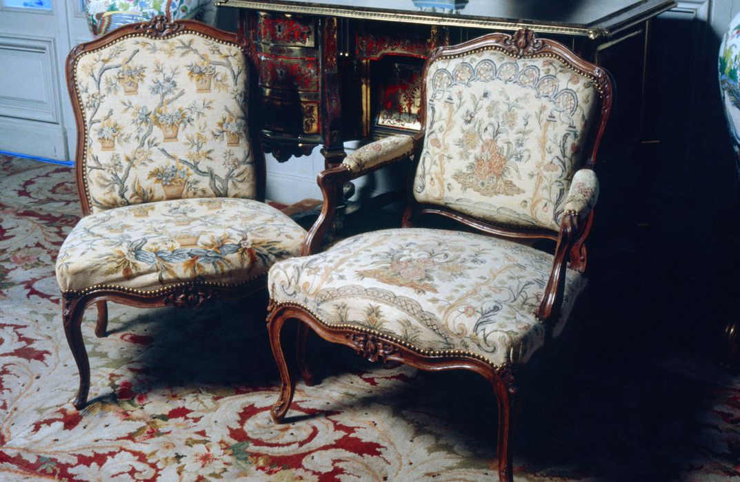 château : fauteuil, chaise, vue générale