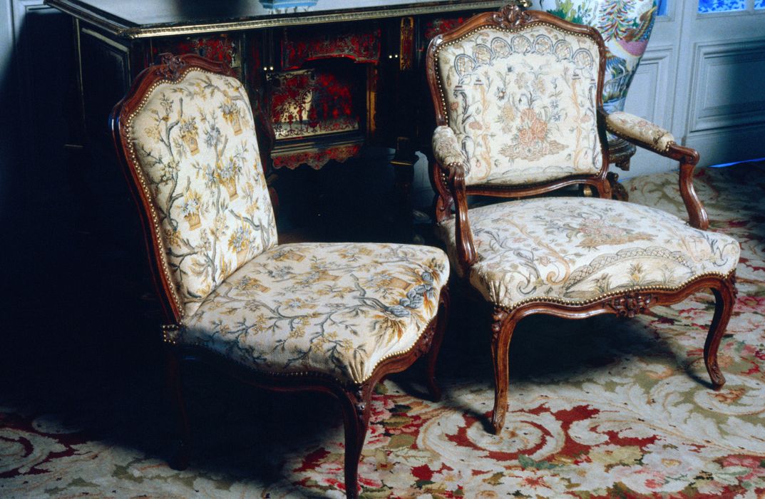 château : fauteuil, chaise, vue générale