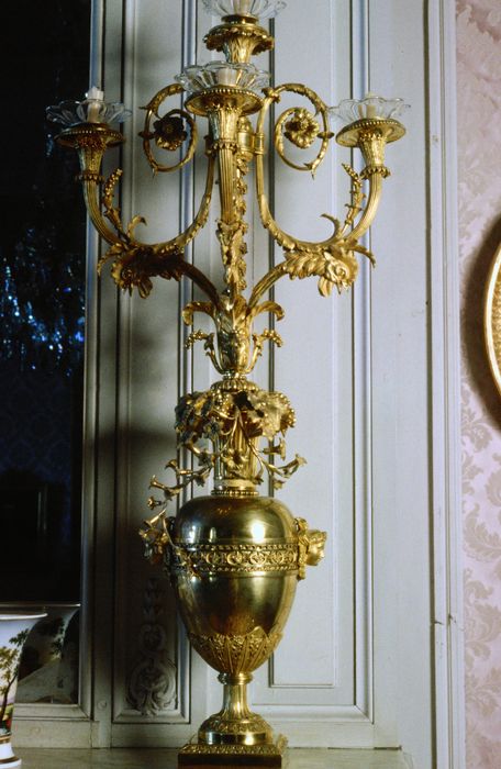 pied porte-luminaire (flambeaux), style Louis XVI, vue générale