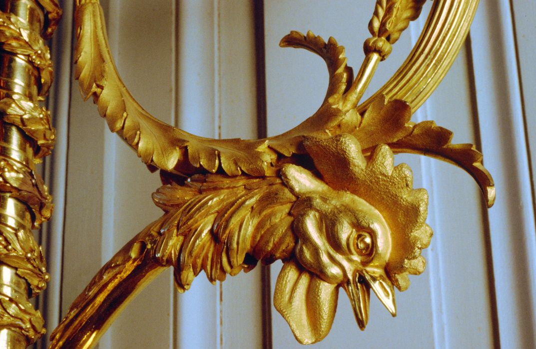 pied porte-luminaire (flambeaux), style Louis XVI, détail