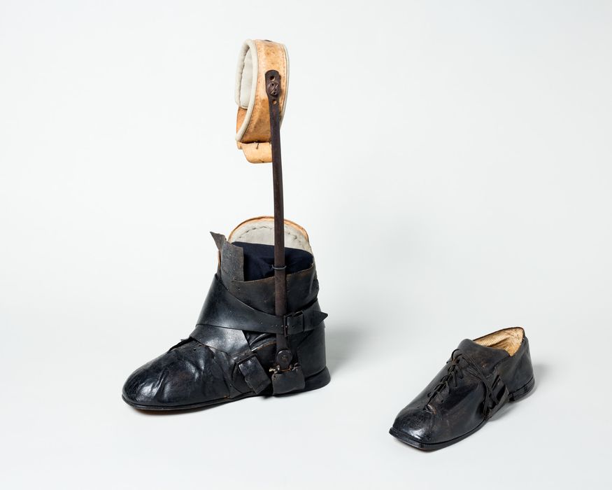 Deux chaussures du prince de Talleyrand, dont une chaussure orthopédique