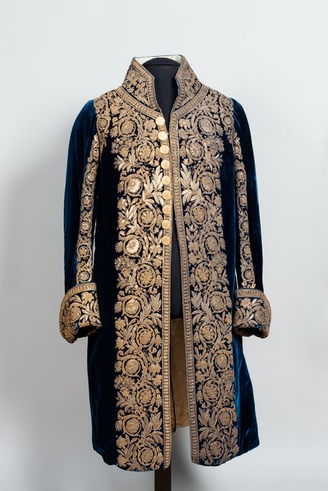 costume (cape et redingote) du sacre de Charles X, vue générale - © Ministère de la Culture (France), Conservation des antiquités et des objets d'art de l'Indre, tous droits réservés 