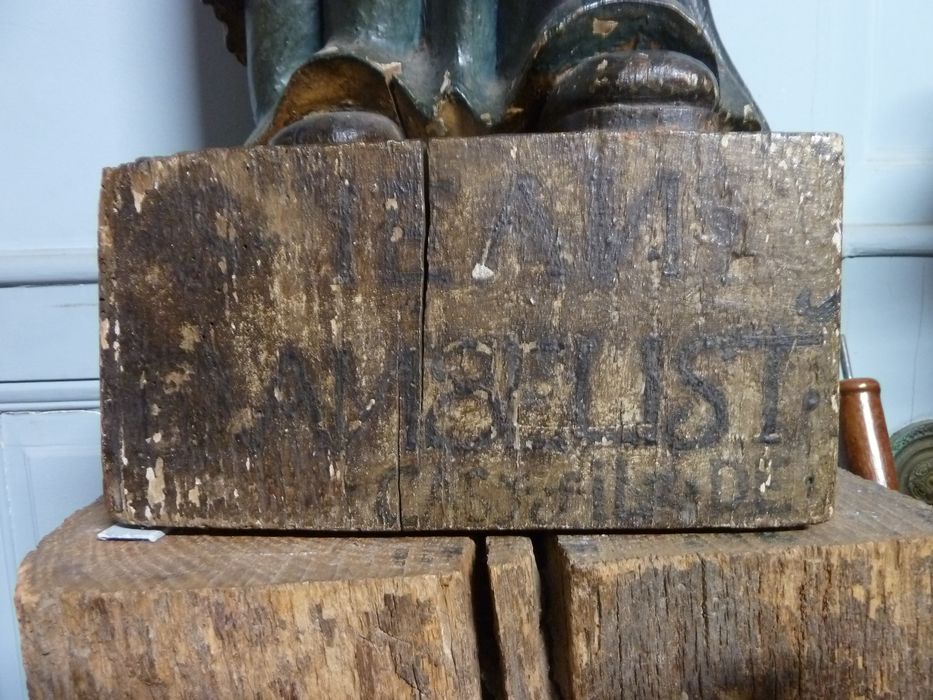 statue : saint Jean l'évangéliste, détail du socle - © Ministère de la Culture (France), Conservation des antiquités et des objets d'art de l'Indre – Tous droits réservés 