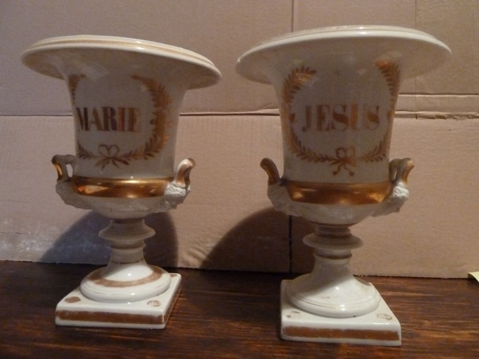 deux vases décoratifs (vases à pied) : Jésus, Marie