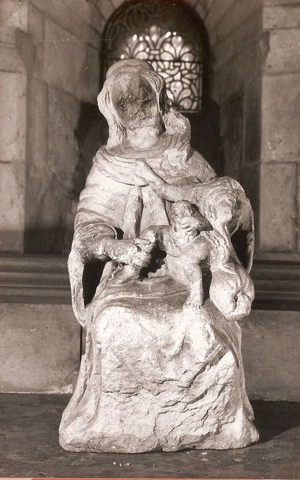 église Saint-Marcel : fragments de sculpture (dépôt lapidaire) et statue : Vierge à l'Enfant à la grappe