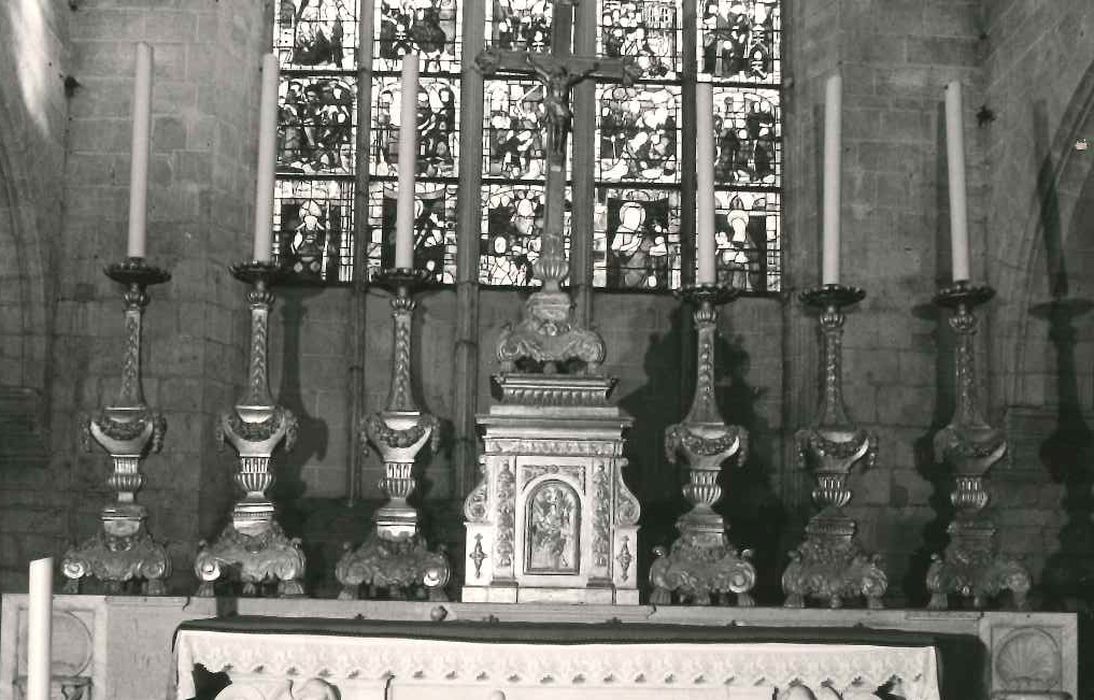 croix et chandeliers d'autel