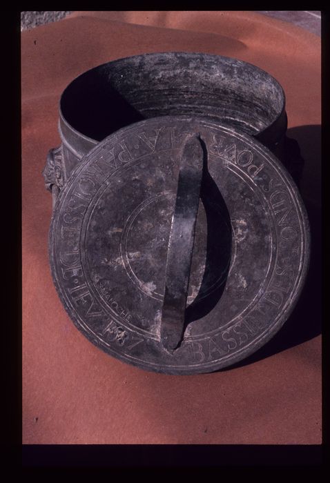 bassin à ablutions et couvercle - © Ministère de la Culture (France), Conservation des antiquités et des objets d'art de l'Indre, tous droits réservés 