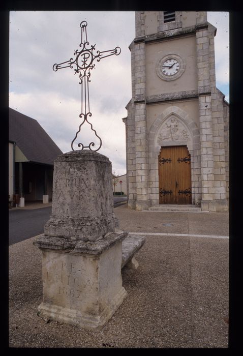 croix sur son socle et pierre des morts