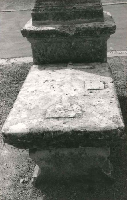 croix sur son socle et pierre des morts, détail