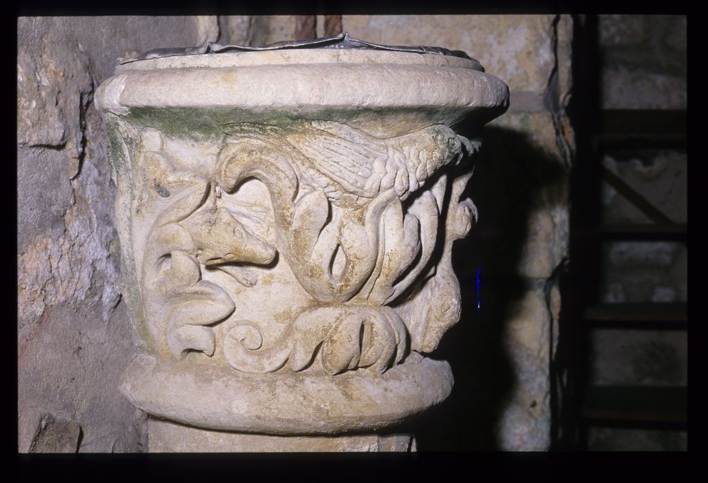 église Notre-Dame : fonts baptismaux, détail