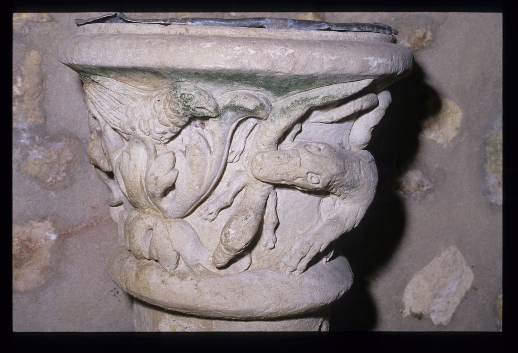 église Notre-Dame : fonts baptismaux, détail