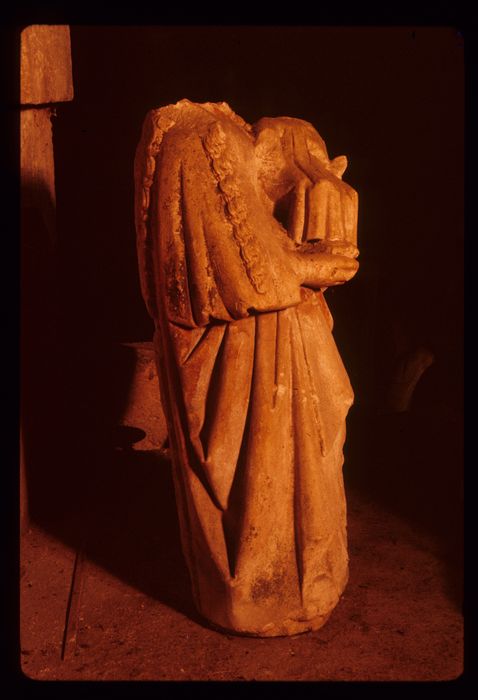 statue : Vierge à l'Enfant, profil droit, vue générale