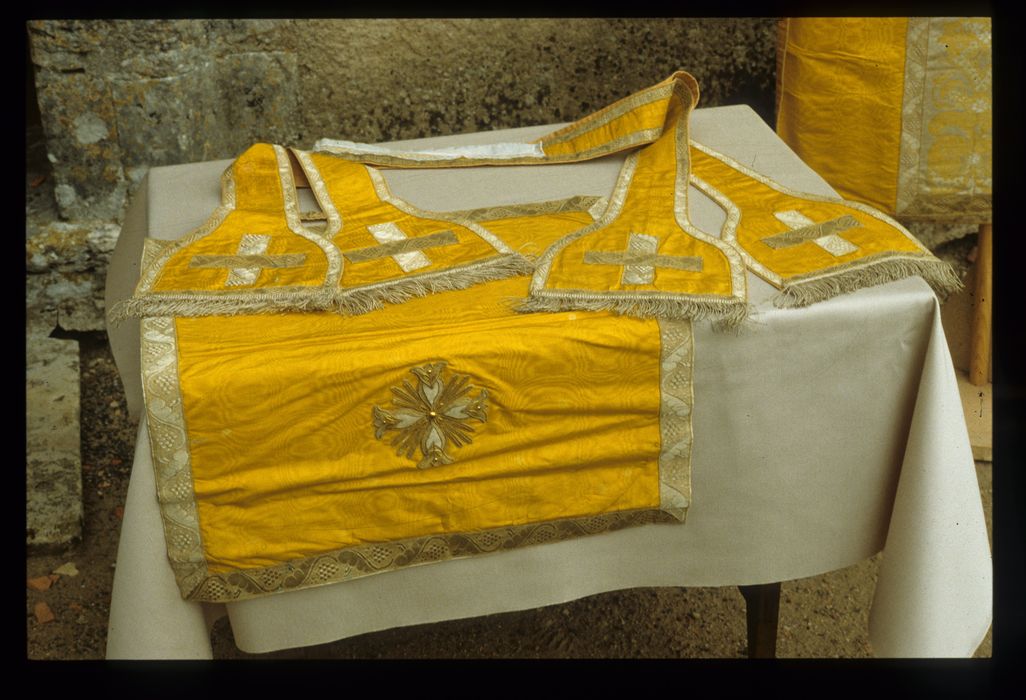 voile de calice, étole, manipule (ornement blanc)