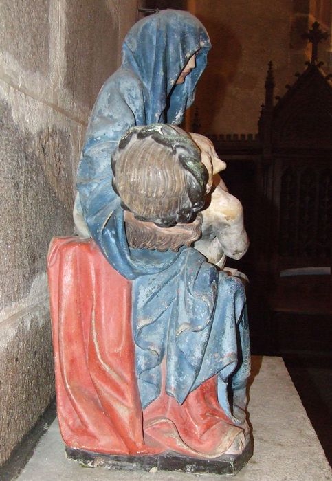 statue : Vierge de Pitié, profil droit, vue générale