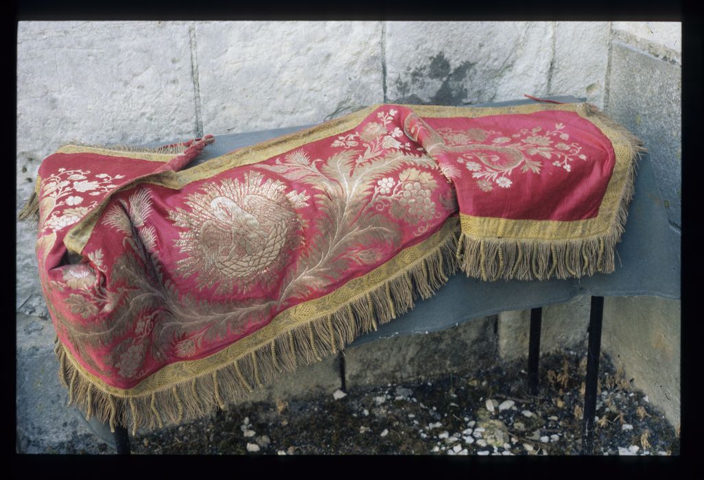 élément de dais rouge - © Ministère de la Culture (France), Conservation des antiquités et des objets d'art de l'Indre, tous droits réservés