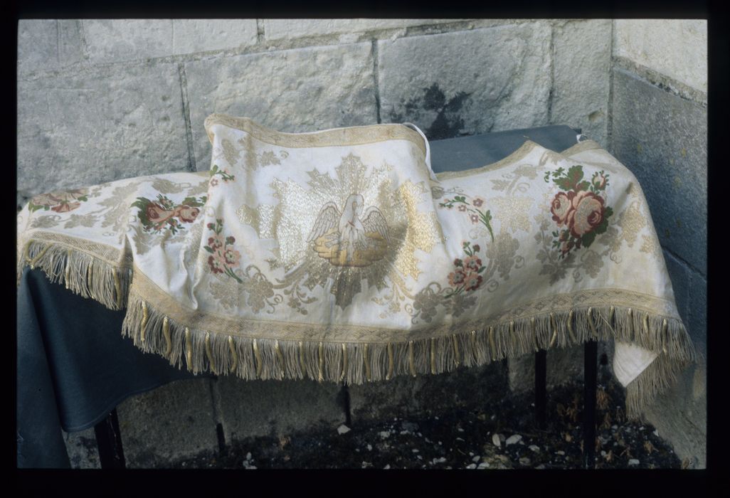 élément de dais blanc - © Ministère de la Culture (France), Conservation des antiquités et des objets d'art de l'Indre, tous droits réservés 