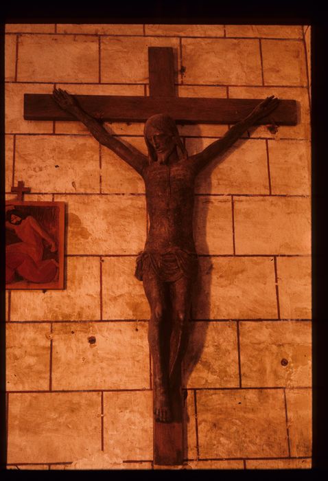 statue : Christ en croix