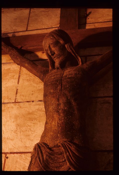 statue : Christ en croix, vue partielle