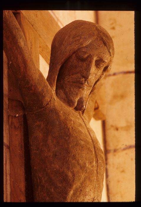 statue : Christ en croix, vue partielle