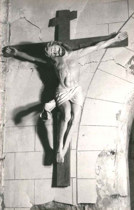 statue : Christ en croix