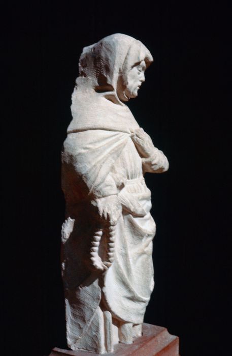 statue (statuette)  : Pleurant n°1, profil droit, vue générale