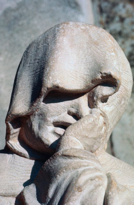 statue (statuette)  : Pleurant n°2, détail
