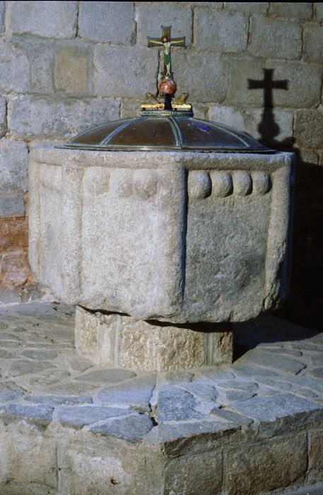 église : fonts baptismaux - © Ministère de la Culture (France), Conservation des antiquités et des objets d'art de l'Indre, tous droits réservés 