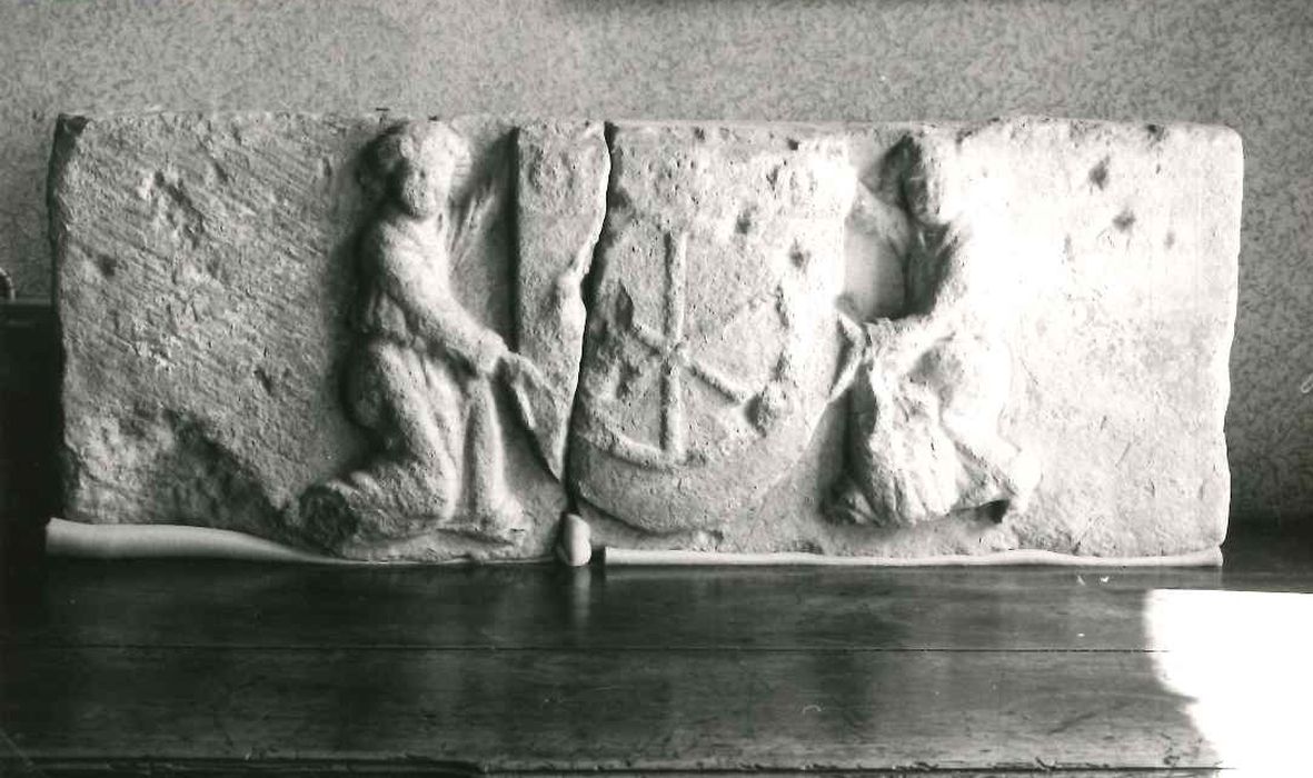bas-relief : deux anges soutenant un blason - © Ministère de la Culture (France), Conservation des antiquités et des objets d'art de l'Indre – Tous droits réservés