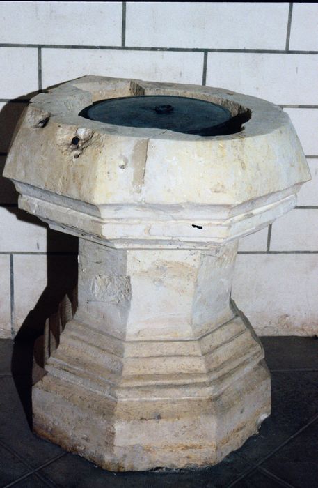 église Saint-Martin : fonts baptismaux - © Ministère de la Culture (France), Conservation des antiquités et des objets d'art de l'Indre – Tous droits réservés 