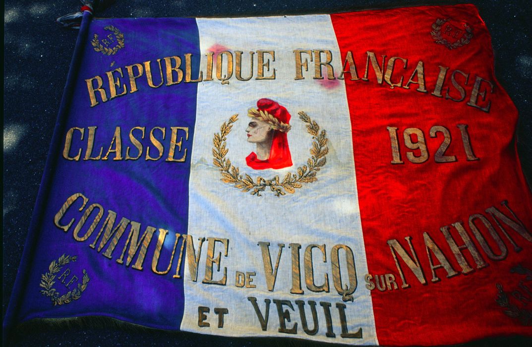 drapeau ou insigne (drapeau de conscrits) : Classes de 1921 - © Ministère de la Culture (France), Conservation des antiquités et des objets d'art de l'Indre – Tous droits réservés 
