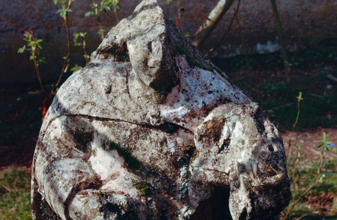 statue : Vierge à l'Enfant, vue partielle