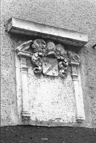 plaque commémorative d'un legs fait à l'Hôtel-Dieu par Daniel Forget, vue générale - © Ministère de la Culture (France), Conservation des antiquités et des objets d'art de l'Indre-et-Loire, tous droits réservés 
