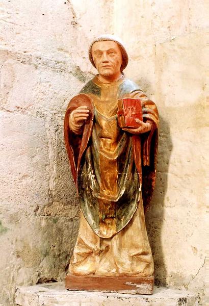 statue : saint en chasuble, vue générale