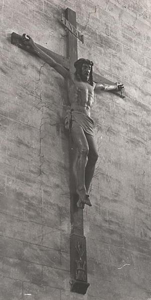 statue : Christ en croix, vue générale