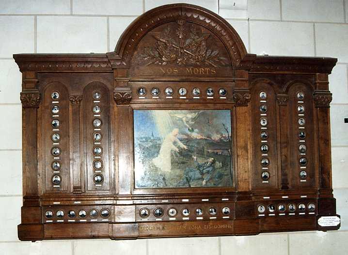 monument aux morts de la Grande Guerre, vue générale - © Ministère de la Culture (France), Conservation des antiquités et des objets d'art de l'Indre-et-Loire, tous droits réservés 