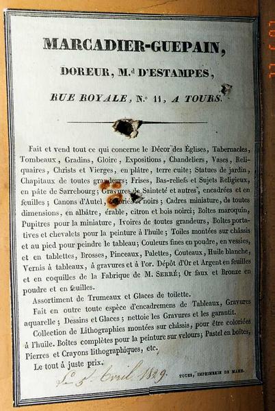 statue : Saint Jacques et saint Jean-Baptiste conduisant des clercs, détail de l'étiquette mentionnant le doreur - © Ministère de la Culture (France), Conservation des antiquités et des objets d'art de l'Indre-et-Loire, tous droits réservés 