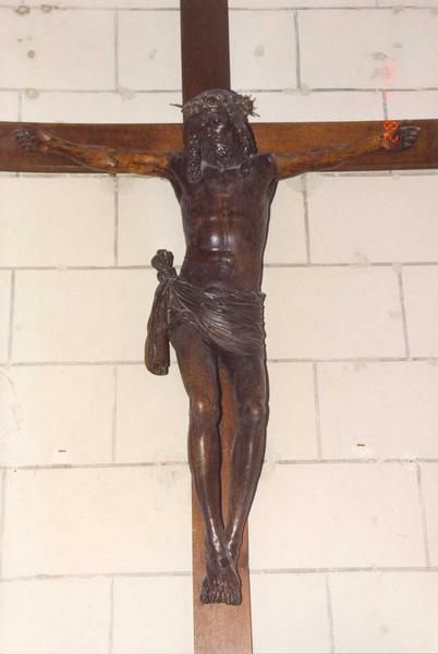 statue : Christ en croix (crucifix), vue générale